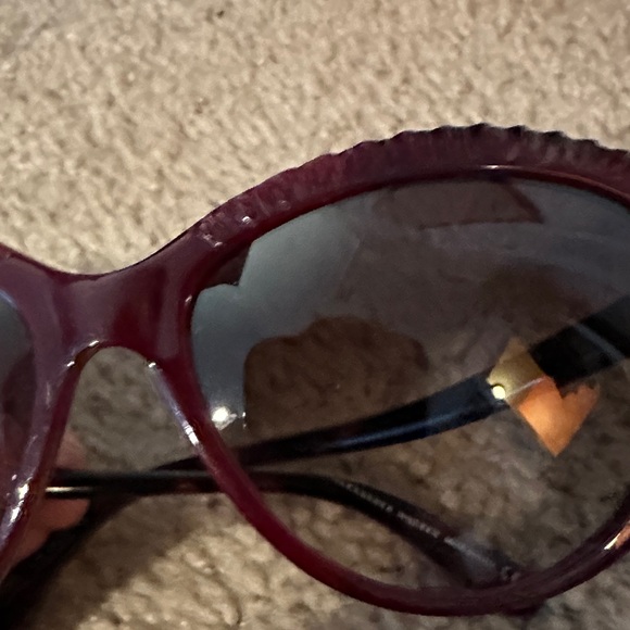 Alexander McQueen Black/Burgundy detail Sunglasses - Picture 4 of 6